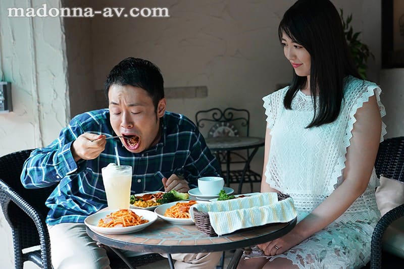 喫茶店で美味しそうに食事する男性を見つめる木下凛々子（きのしたりりこ）さん